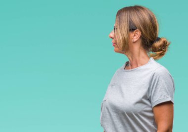 Orta yaş İspanyol kadın kıdemli gözlük izole arka tarafına, seyir üzerinde dinlenmek doğal yüz emin gülümseme ile pozuyla profili.