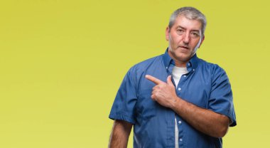 Yakışıklı komuta sizde izole arka neşeli bir gülümseme ile el ve parmak kadar kameraya bakarak yüzündeki mutlu ve doğal ifade ile yan ile işaret yüz üzerinden.