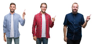 Kameraya bakarak yan el ve parmak ile işaret eden genç erkekler beyaz izole arka yüzünde kocaman bir gülümseme ile üzerinde Grubu'nun kolaj.