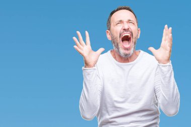 Orta yaş ağarmış komuta sizde üzerinde beyaz t-shirt giyen arka plan deli izole ve deli bağırarak ve agresif ifade ve silah kaldırdı bağırıyor. Hayal kırıklığı kavramı.