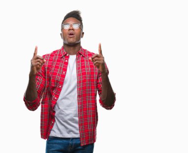 Genç Afro-Amerikan adam izole arka plan üzerinden hayran ve yukarıya bakıp parmakları ile işaret şaşırttı ve silah kaldırdı.