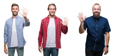 Kolaj bir grup genç adam gösterilen ve parmakları ile işaret beyaz izole arka plan üzerinde beş kendinden emin ve mutlu gülümseyerek iken numara.