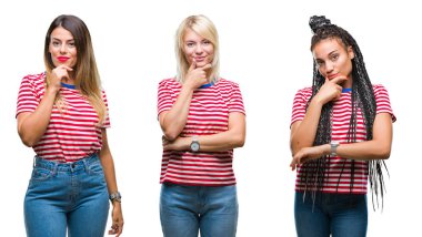 Kolaj giyen genç kadınların t-shirt emin çapraz kollar ve çeneme kaldırdı el ile gülümseme ile kameraya bakarak izole arka plan üzerinde çizgili. Pozitif düşünce.