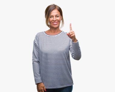 Orta yaş ve parmak gülümseyen süre bir numara ile kendinden emin ve mutlu yukarıyı gösteren izole arka plan üzerine İspanyol kadın kıdemli.