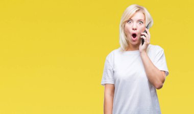 Arama ve Smartphone'da izole arka plan üzerinde bir sürpriz yüz, korkuyor ve heyecanlı korku ifadesi ile şok korkmuş konuşan genç güzel sarışın kadın