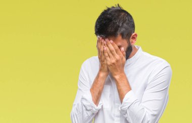 Yüzünü elleriyle ağlayarak süre kapsayan üzgün ifade ile izole arka plan yetişkin İspanyol adam. Depresyon kavramı.