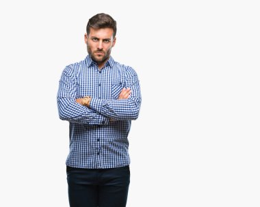 Yakışıklı delikanlı izole arka plan şüpheci ve sinir, onaylamayan ifade yüz çapraz kolları üzerinde. Negatif kişi.