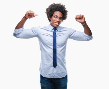 Kol kasları gururlu gülümseyen gösterilen izole arka plan üzerinde gözlük Afro Amerikan iş adamı. Fitness kavramı.