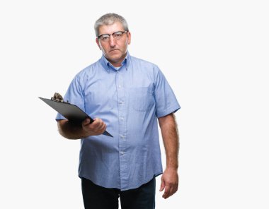 Pano acımak yüz ciddi düşünüyorum üstünde kendine güvenen bir ifade ile izole arka plan üzerinde tutarak yakışıklı Kıdemli Müfettiş adam