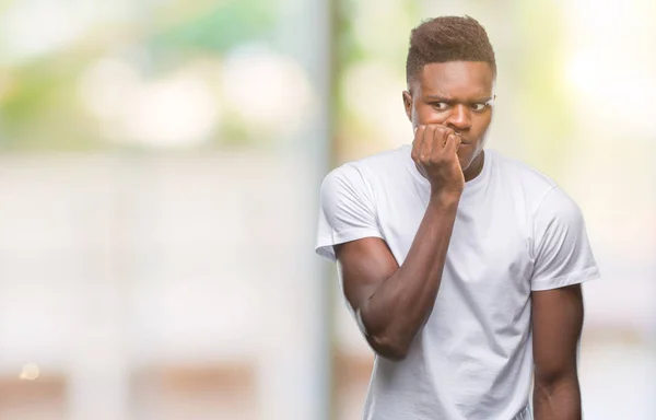 Jovem Afro Americano Sobre Fundo Isolado Olhando Estressado Nervoso Com — Fotografia de Stock