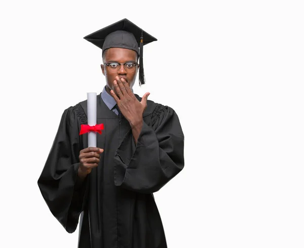 Ung Utexaminerades Afroamerikanska Mannen Innehar Graden Över Isolerade Bakgrund Täcker — Stockfoto