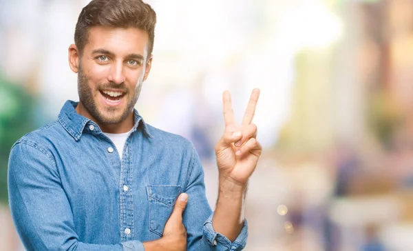 Jovem Homem Bonito Sobre Fundo Isolado Sorrindo Com Rosto Feliz — Fotografia de Stock