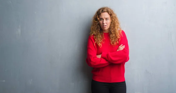 Mujer Pelirroja Joven Sobre Pared Gris Grunge Usando Suéter Rojo —  Fotos de Stock