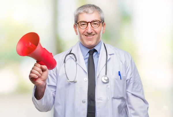 Bonito Médico Sênior Homem Gritando Através Megafone Sobre Fundo Isolado — Fotografia de Stock