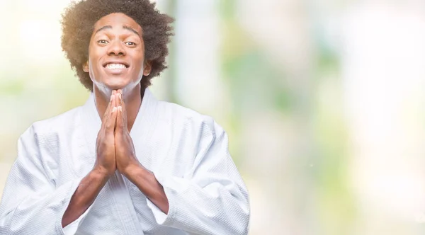 Afro Amerikansk Man Bär Karate Kimono Över Isolerade Bakgrund Ber — Stockfoto