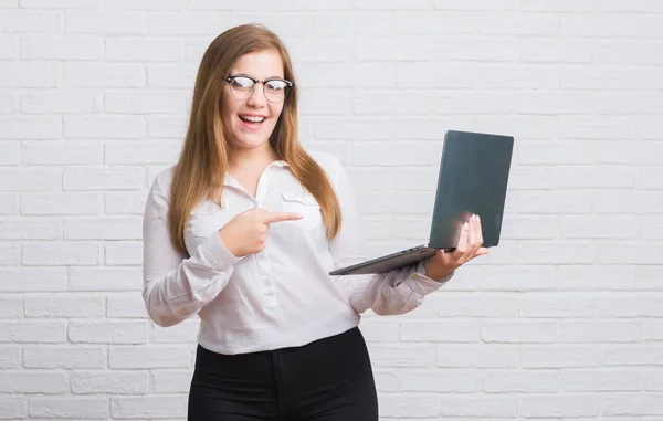 Jonge Volwassen Zakenvrouw Witte Bakstenen Muur Met Computer Laptop Erg — Stockfoto