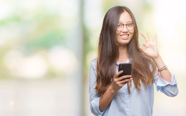 分離の背景にスマート フォンを使用して若いアジア女性 — ストック写真