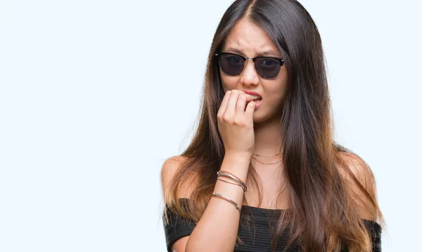 Joven Asiático Mujer Usando Gafas Sol Sobre Aislado Fondo Buscando —  Fotos de Stock