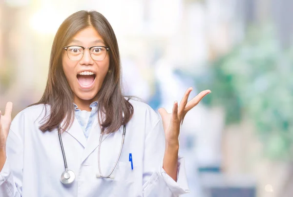 Genç Asyalı Doktor Kadın Deli Kutluyor Arka Plan Izole Başarı — Stok fotoğraf