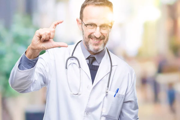 Médico Hoary Sênior Meia Idade Vestindo Uniforme Médico Isolado Fundo — Fotografia de Stock