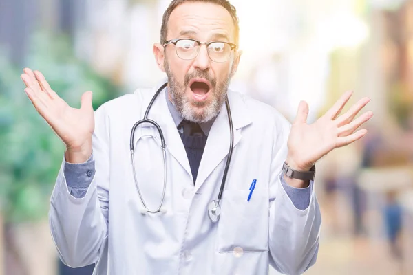 Homem Médico Meia Idade Hoary Sênior Vestindo Uniforme Médico Isolado — Fotografia de Stock