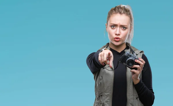 Young Blonde Woman Taking Pictures Using Vintage Camera Isolated Background — Stock Photo, Image