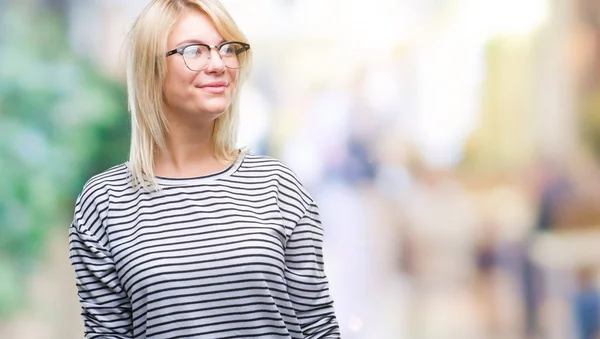 Joven Hermosa Mujer Rubia Con Gafas Sobre Fondo Aislado Mirando —  Fotos de Stock