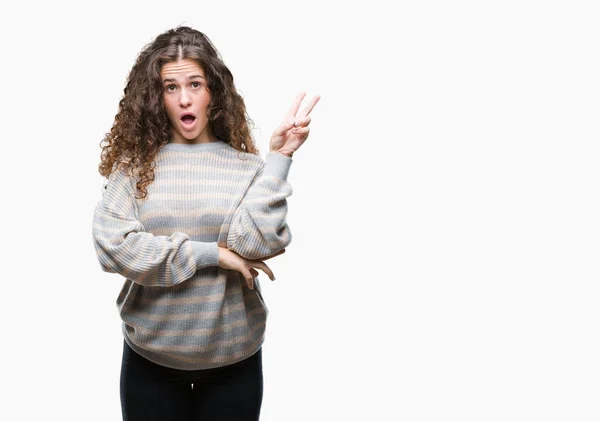 Schöne Brünette Lockige Haare Junge Mädchen Trägt Winterpullover Über Isoliertem — Stockfoto