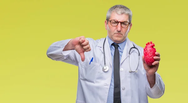 Przystojny Senior Kardiolog Lekarz Człowieka Posiadającego Serce Białym Tle Gniewną — Zdjęcie stockowe