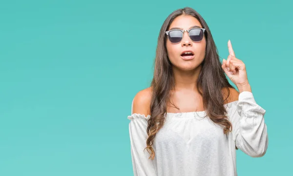 Joven Mujer Árabe Hermosa Con Gafas Sol Sobre Fondo Aislado —  Fotos de Stock