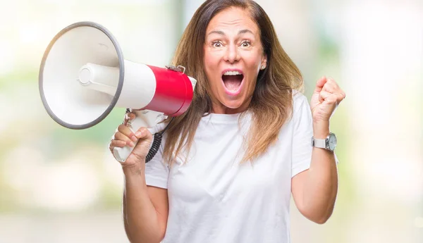 Mulher Hispânica Meia Idade Gritando Através Megafone Sobre Fundo Isolado — Fotografia de Stock