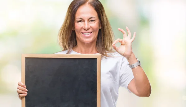 Hispanische Frau Mittleren Alters Hält Tafel Über Isoliertem Hintergrund Und — Stockfoto