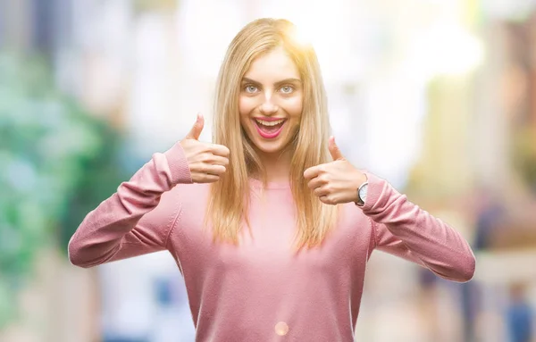 Mujer Rubia Hermosa Joven Con Suéter Invierno Rosa Sobre Signo — Foto de Stock