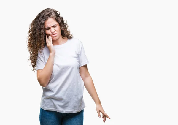 Hermosa Morena Pelo Rizado Joven Con Camiseta Casual Sobre Fondo — Foto de Stock