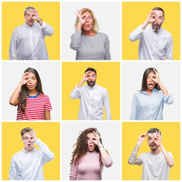 Kolaj grup ok jest sürpriz yüz, göz parmaklarının arasından seyir şok yapıyor sarı izole arka plan üzerinde genç ve üst düzey insan. İmansız ifade.