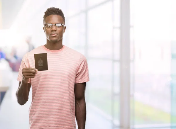 Unga Afroamerikanska Man Holding Kanadensiska Pass Med Självsäker Uttryck Smarta — Stockfoto