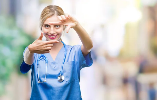 Joven Hermosa Doctora Rubia Cirujana Enfermera Sobre Fondo Aislado Sonriendo — Foto de Stock