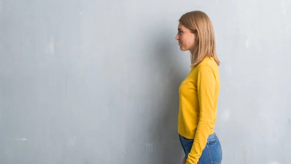 Mooie Jonge Vrouw Permanent Grunge Grijs Muur Zoek Naar Kant — Stockfoto