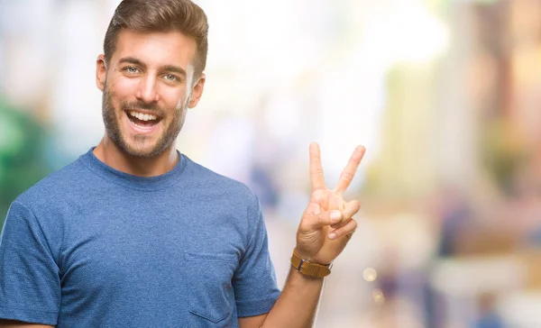 Jovem Homem Bonito Sobre Fundo Isolado Sorrindo Com Rosto Feliz — Fotografia de Stock