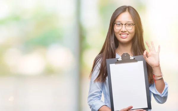 Joven Asiático Negocios Mujer Holding Portapapeles Sobre Aislado Fondo Haciendo —  Fotos de Stock