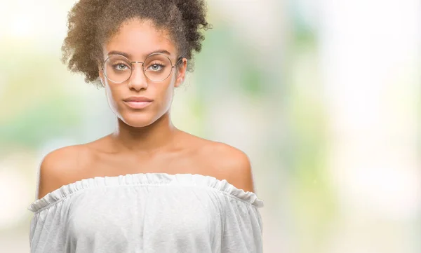 Jovem Afro Americana Vestindo Óculos Sobre Fundo Isolado Com Expressão — Fotografia de Stock