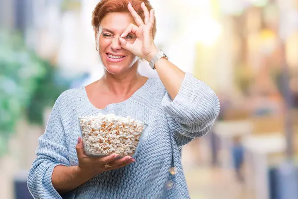 Starší Kavkazské Rusovláska Žena Jíst Popcorn Izolované Pozadí Šťastný Obličej — Stock fotografie