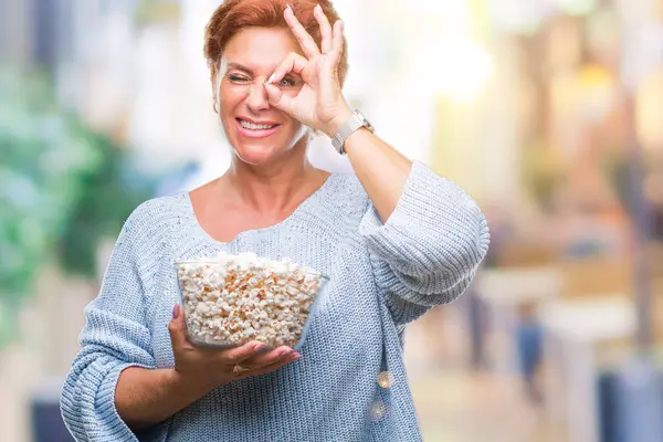 Atrractive Anziano Caucasico Rossa Donna Mangiare Popcorn Sfondo Isolato Con — Foto Stock