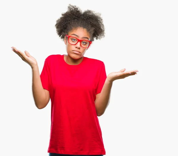 Jovem Afro Americana Vestindo Óculos Sobre Fundo Isolado Expressão Confusa — Fotografia de Stock