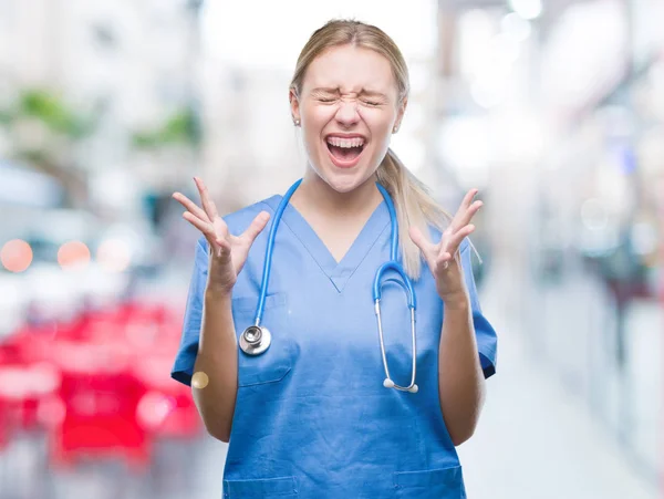 Mladá Blondýna Chirurg Doktor Žena Nad Samostatný Pozadí Slaví Mad — Stock fotografie