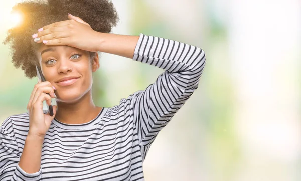 Mujer Afroamericana Joven Hablando Por Teléfono Sobre Fondo Aislado Estresada — Foto de Stock