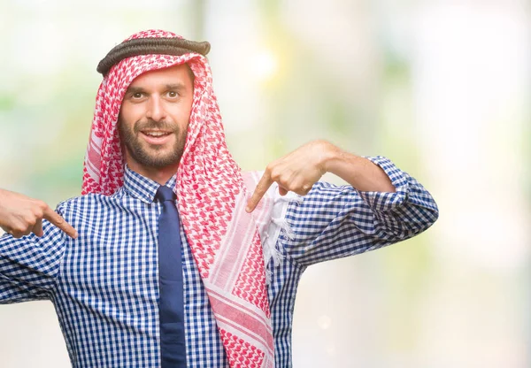 若いハンサムなアラビアン ビジネス男の顔に笑顔と自信を持って 誇りと幸せな指で自分を指している孤立した背景にクーフィーヤを着て — ストック写真