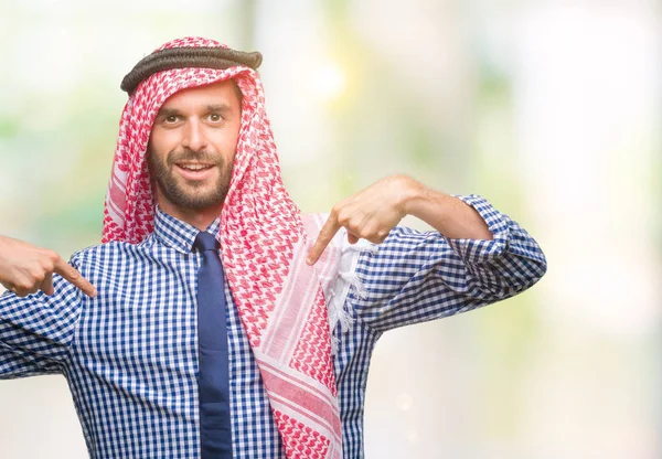 Jeune Homme Affaires Arabe Beau Portant Keffiyeh Sur Fond Isolé — Photo