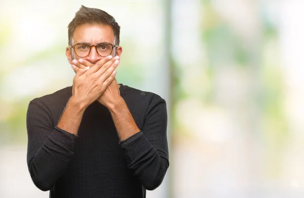 Vuxen Spansktalande Man Glasögon Över Isolerade Bakgrund Chockad Som Täcker — Stockfoto