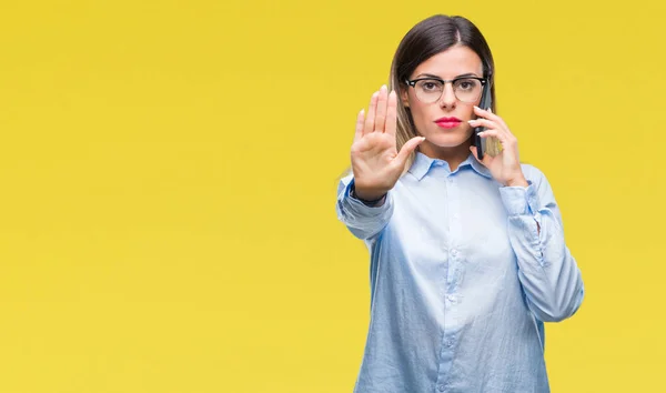 Jovem Mulher Negócios Bonita Falando Chamando Usando Smartphone Sobre Fundo — Fotografia de Stock